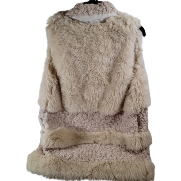 Altar’d State Faux Fur Vest Size Medium Creame Colored - Picture 2 of 7